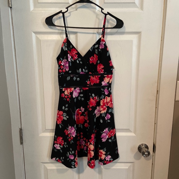 Black floral mini dress - Picture 1 of 4
